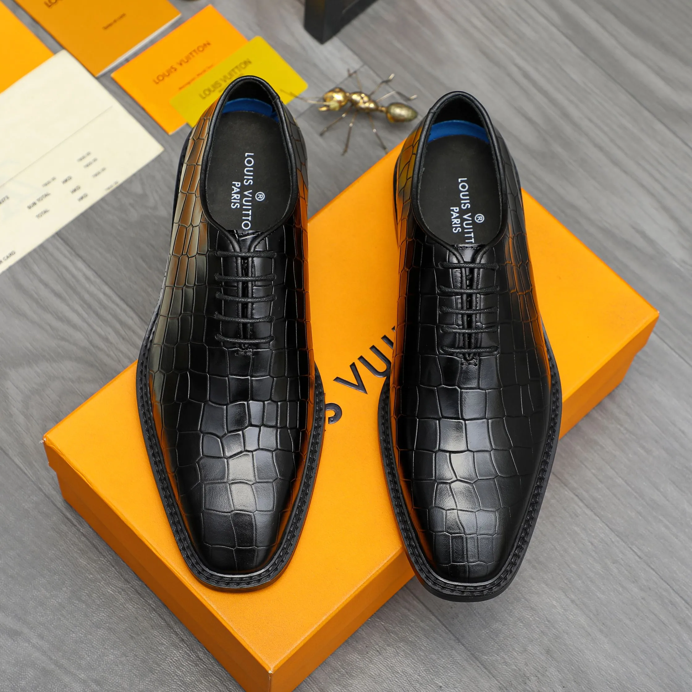 Men's shoes 💰p480 Product trademark: LV (Louis Vuitton) business lace-up leather shoes Regular size: 38-45 (45 is custom-made and non-returnable) Product materials: Selected high-quality stone grain cowhide upper, cowhide lining, rubber outsole